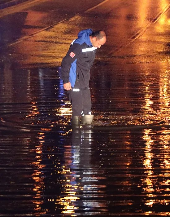 Bodrum'da sağanak etkili oldu! Cadde ve sokaklar göle döndü